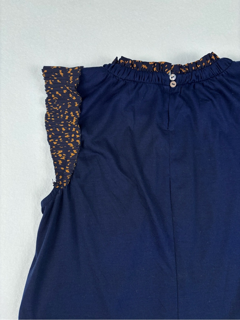 Betsey’s boutique Navy Sleeveless Ruffle Top with Printed Trim women’s M - Picture 4 of 5